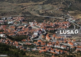 O concelho de Torre de Moncorvo está apostado em atrair visitantes, através de uma rota de 16 miradouros espalhados por todo aquele território, de onde se podem apreciar as singulares paisagens "únicas" dos rios Douro e Sabor. Neste percurso que abrange todo o concelho transmontano, há sítios emblemáticos como o Miradouro do Talegre, na freguesia do Castedo, onde a atração principal é um baloiço, que está preso a um sobreiro. Deste local árido, ladeado de granito e sobreiros, o visitante pode contemplar a imensidão das paisagens únicas do Vale da Vilariça e dos vales dos rios Douro e Sabor, locais onde as tonalidades são uma realidade natural onde não faltam majestosas formações rochosas. "Este miradouro tem recebido muitas pessoas, que por vezes chegam mesmo a engarrafar os acessos ao local onde está instalado o baloiço. Apenas colocámos um simples baloiço num sobreiro e que tem feito as delícias de graúdos e miúdos, que vêm um pouco de todo lado à procura de um pouco de tranquilidade, após o confinamento”, disse à Lusa a presidente da Junta de Freguesia do Castedo, Luísa Ferreira. A autarca indicou que o baloiço e respetiva sinalética foram colocados há menos de um mês "e os visitantes têm sido às centenas, porque procuram locais seguros em tempo de pandemia". "As pessoas da aldeia todos os dias me dizem que tem sido uma autêntica procissão para ver a paisagem e dar uma voltinha neste singular baloiço. Isto também tem a ver com os efeitos da pandemia, que levou muita gente a fugir das grandes cidades", enfatizou. Do Castedo até ao miradouro de São Lourenço, no Felgar, ainda são uma trintena de quilómetros. Aqui chegados, os visitantes podem usufruir de um baloiço montado numa estrutura de madeira, de onde podem contemplar os Lagos do Sabor, já que o equipamento está instalado junto à margem à margem do rio. As redes sociais deram a conhecer este baloiço e quem por ali passa, depressa tira o telemóvel do bolso para mais uma ‘selfie'. Célia e Conceição Dionísio são duas irmãs com raízes no Felgar, mas residentes em Vila Nova de Gaia, que este ano optaram por fazer turismo neste território do Douro Superior. "Com esta paisagem, e com este rio de fundo, é difícil resistir, sendo um verdadeiro espetáculo natural. Temos coisas tão bonitas em Portugal e normalmente procuramos outros destinos. Por norma faço uma viagem ao estrangeiro todos os anos e este ano fiquei por aqui duas semanas", contou Conceição. Por seu lado, Célia Dioniso acrescentou que já procurava o miradouro de São Lourenço antes da colocação baloiço, "porque se trata de um local que transmite paz e tranquilidade "que é único”. "Agora, o baloiço vem proporcionar um pouco de divertimento e um local ideal para fazer umas fotos", observou. Já o presidente da União de Freguesias do Felgar e Souto da Velha, vinca que o baloiço foi colocado há uma semana e visitante não faltam. "As redes sociais são o indicador que este miradouro [São Lourenço] está a ter muita recetividade", enfatizou. Instalado no alto da Serra do Reboredo, um espaço marcado por uma estrutura de metálica de forma hexagonal e de onde se pode vislumbrar a vila de Torre de Moncorvo e mais ao longe o Vale da Vilariça, Serra de Bornes, terras de Alfândega da Fé, Freixo de Espada à Cinta e Mogadouro, nos distrito de Bragança, está o miradouro da Fraga do Facho. Nas proximidades fica ainda uma formação granítica em forma de cabeça de cão, local onde está outro dos miradouros. Para além destes, há ainda no concelho de Torre de Moncorvo os miradouros da Póvoa, Senhora da Glória (Peredo dos Castelhanos), Senhora do Castelo (Urros), Santa Barbara (Lousa), Nossa Senhora do Castelo (Adeganha), Santa Leocádia (Torre de Moncorvo), São Gregório (Estevais da Vilariça), Alto da Barca ou Fevereira (Peredo dos Castelhanos), Vale do Sabor (Adeganha), Vide, Santa Barbara (Mós) e Barca Velha (Açoreira). Nuno Gonçalves, presidente da câmara de Torre de Moncorvo, disse à Lusa que este conjunto de 16 miradouros fazem parte de uma estratégia de promoção turística do concelho, "de forma não massificada". "Estes miradouros fazem parte de uma estratégia de valorização do património natural e edificado. Quando temos paisagens idílicas, temos que fazer sentir o território, tanto aos que cá residem, como àqueles que nos visitam", frisou o autarca. Agora, a ideia é integrar estes miradouros que estão a ser "decorados", numa mais rota mais ampla, que abrange o território dos sete concelho que fazem parte da Associação de Municípios do Douro Superior.